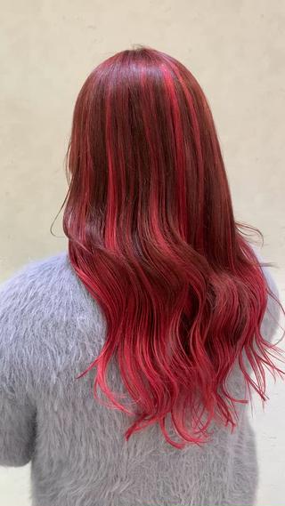 赤が好みでとてもよく似合うお客様です
こちらのお客様は毛量が多いため、シールエクステ80本つけさせていただきました！
元々レイヤーが入っていたため地毛のカットはせず、
エクステのみカットしています 