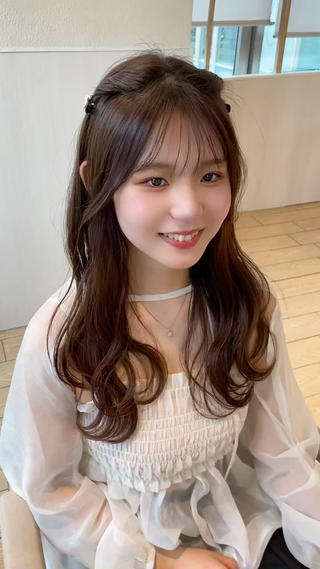 大人気ツインクリップヘアアレンジですっ
顔まわりをアレンジすることによって
スッキリとした印象にもしてくれます！！ 