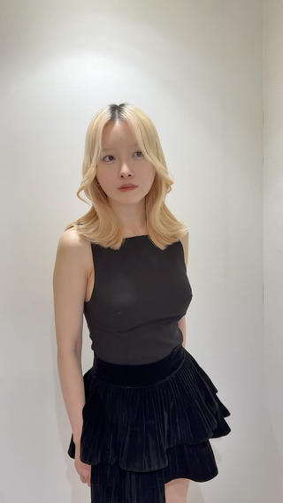 ツーカールでちょうどいいくびれ巻きができる長さに。

12センチほどカット。

ハイトーンなので量感は減らさず、毛先の質感調整のみ。

顔まわりは毛流れのレイヤーで。 