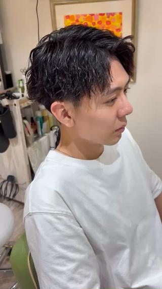 ご要望
くるくるしすぎない、それでいてしっかりパーマ感は出したい
前髪、上げても下ろしてもどちらも決まるパーマ


緩めのツイストスパイラルで扱いやすい質感に調整。
前髪下ろしなら濡らした髪にスタイリング剤もみ込んでセット完了です 