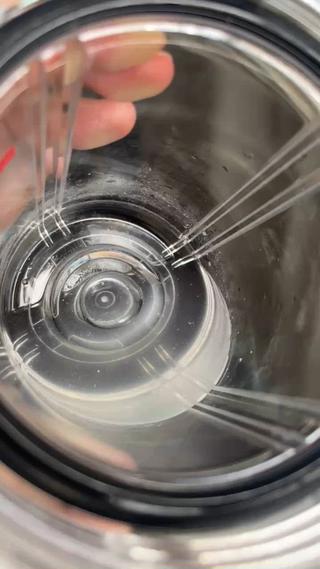 毛穴洗浄で取れた、毛穴汚れがこちら。
メイク汚れや皮脂、古い角質溜まっていませんか？
ぜひ、毛穴洗浄で溜まった汚れを吸い取りましょう 