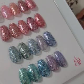 光の魔法で指先主役
大人気 enoi から【GaLitter】ジェル20色を新入荷

光を味方につけ、どの角度から見ても存在感抜群の“超濃密ラメ”。
しっかり塗ればギラギラ感たっぷりに、薄く塗ればクリア感のあるグリッターとしても楽しめます。
グラデーションやポイント使いにもおすすめ

 ワンカラー（オフ込み） ￥5,500
サンプルもご用意していますので、ぜひ店頭でお試しください 