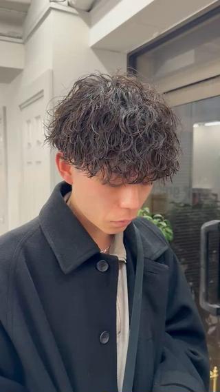 波巻きパーマ
12月激安クーポン中です！
是非お任せください！

骨格に合わせて巻くためパーマがおちてもかっこいいです！ 