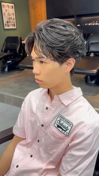 ランダムフェザーパーマ

少し内巻きが入っていて無造作感がでるフェザーパーマ

全部後ろに流れていないため色々なスタイルができるパーマ

#メンズパーマ #フェザーパーマ#フェザーショート #メンズ 