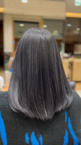 トレンドカラー ブルーブラック 大人っぽカラー 赤み消しカラー セミロング 清楚カラー 縮毛矯正 ストレートパーマ 髪質改善トリートメント 艶髪