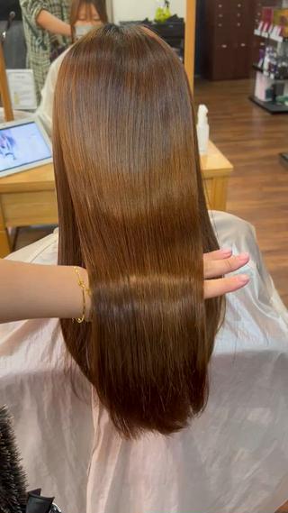 縮毛矯正モデルさん！
髪の毛の状態に合わせてお薬選定しているのでダメージも少なく艶々ヘアになれます 