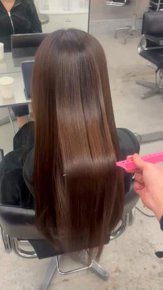大人気の髪質改善のトリートメントになります(* ᴗ͈ˬᴗ͈)”
動画の方はブリーチを繰り返されている方で毛先のパサつきやごわつきが気になられていましたが髪質改善をすることで毛先の芯まで栄養素が入るので艶抜群の髪質になりました 