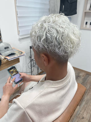 髪の毛の状態を見てお断りする可能性があります。
一日では完成しない場合がありますご了承ください

今後のカラーも考えてお互いの意見を擦り合わせて行きましょう！
 