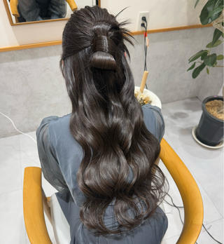 カチモリハーフアップめっちゃ可愛いです
巻き髪でもストレートでもめっちゃかわいいです
毛先を出す部分を2箇所にしてもいいと思います 