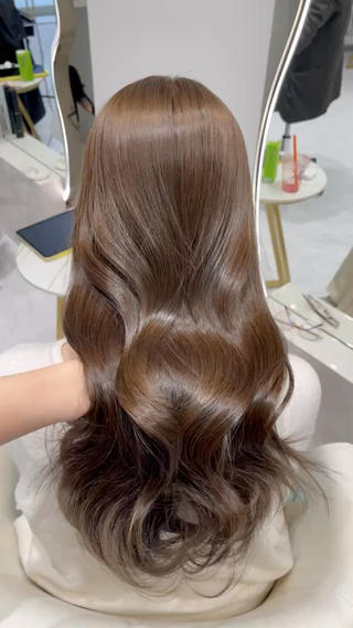 ブリーチ無しWカラーでダメージを少なくして
透明感カラーに 