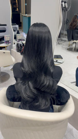 ブルーブラックでこの冬イメチェンしませんか
ブルーの強さ弱さ調節可能です
お好きなブルー感で艶カラーぜひお任せください！

 