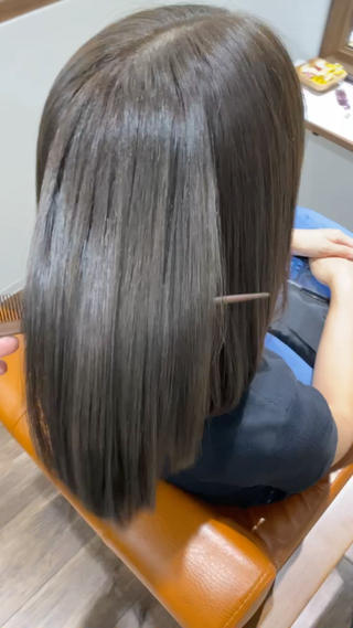 #艶感ストレート

ドライのみ
動画の様な艶感だけでなく手触りも格段に良くなります
昔の縮毛矯正のイメージだと、パサパサになる、、、
シャキンとまっすぐになり過ぎる、、、、など……

全く心配ありません。むしろしっとり、｢元々こんな髪質だった？｣ぐらい自然なストレートに仕上がります。 