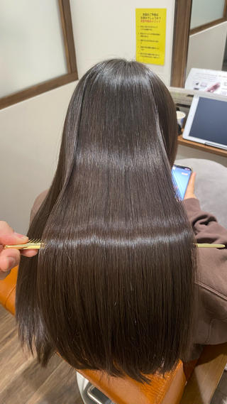 #艶髪ストレート

乾かしたのみでここまで仕上がります。

元々の癖自体はそこまで強くはないですが

ダメージ度合いや髪質を考えぬいたアプローチで

ギリギリまでダメージを抑え、綺麗な指通りと艶感を与えます。 