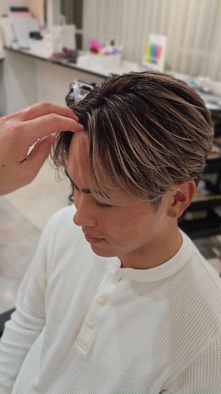 かきあげてカッコイイ
"バレイヤージュスタイル"
垢抜けたい、今どきのデザインカラーしたい方にはオススメです！
デザイン自体は3ヶ月から4ヶ月以上持ちます！ 