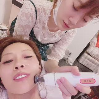 お顔のたるみを深層からリフトアップ。理想のエイジングケア。ダウンタイムもほとんどなくスッキリ小顔。たるみによる二重顎にも！ 
9D&サーマクールは高周波によってたるみやしわを改善させる施術です。 サーマクールはメスなどを使用せず、肌にRF（ラジオ波）の熱を与えることで真皮層内でコラーゲンや、皮下組織の繊維隔壁が収縮。 肌が引き締まり、フェイスラインを整える効果が期待できます。
 