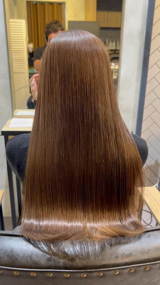 話題の最先端技術【酸性ストレート】により今までにない髪の毛本来の艶と柔らかさを最大限に引き出す事が可能に。
癖も伸びダメージ毛や硬毛さんならでわのごわごわ毛のお悩みを、髪質変換の技術で根本からサラサラに︎

（注）『ブリーチ毛』の場合髪の毛のダメージレベルにより
髪質改善トリートメントを＋メニューして頂がないと、施術不可な場合がございます。

ロングのお客様＋2200 円ミディアムのお客様＋1100円
上質な薬剤を適量きちんと使用させて頂くため、宜しくお願いいたします！ 