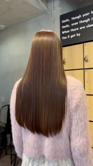 話題の最先端技術【酸性ストレート】により今までにない髪の毛本来の艶と柔らかさを最大限に引き出す事が可能に。
癖も伸びダメージ毛や硬毛さんならでわのごわごわ毛のお悩みを、髪質変換の技術で根本からサラサラに︎

（注）『ブリーチ毛』の場合髪の毛のダメージレベルにより
髪質改善トリートメントを＋メニューして頂がないと、施術不可な場合がございます。

ロングのお客様＋2200 円ミディアムのお客様＋1100円
上質な薬剤を適量きちんと使用させて頂くため、宜しくお願いいたします！ 