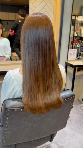 話題の最先端技術【酸性ストレート】により今までにない髪の毛本来の艶と柔らかさを最大限に引き出す事が可能に。
癖も伸びダメージ毛や硬毛さんならでわのごわごわ毛のお悩みを、髪質変換の技術で根本からサラサラに︎

（注）『ブリーチ毛』の場合髪の毛のダメージレベルにより
髪質改善トリートメントを＋メニューして頂がないと、施術不可な場合がございます。

ロングのお客様＋2200 円ミディアムのお客様＋1100円
上質な薬剤を適量きちんと使用させて頂くため、宜しくお願いいたします！ 