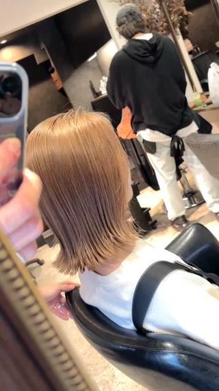 大人外国人風の大人気カラー
ミルクティーベージュ

ハイトーンをご希望の方は
ブリーチ回数が2回〜からとなる場合があるので
ご了承ください！ 