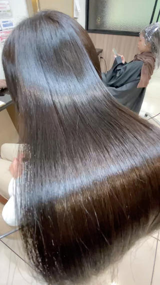こだわり抜いた縮毛矯正で潤艶ストレートへ 