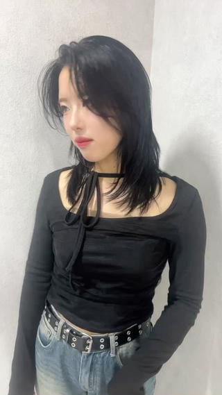 お気に入り登録必須
カラーはブルーブラックで透け感ブラック！
小顔矯正の顔周りカットと全体的にレイヤーを入れて
髪の毛の動き、扱いやすさ、再現性を重視したレイヤーカットさせていただきます！
大阪でレイヤーするなら僕にお任せ下さい！ 