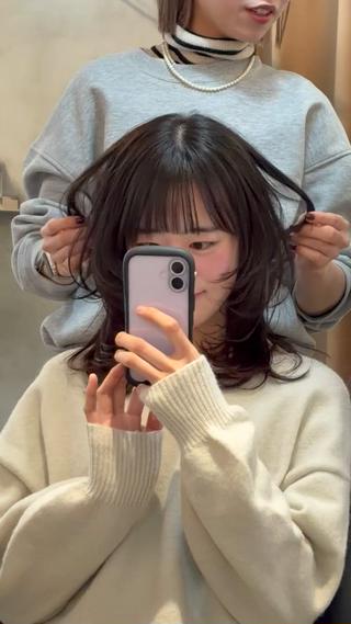 ミディアム ミルクティー× グレージュMOMOのヘアスタイル