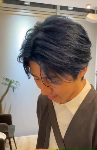 センターパートフェザースタイル 