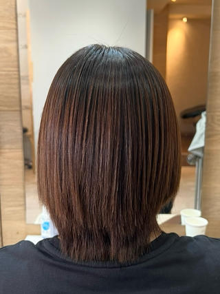 ナチュラルなのに思わず見惚れる艶髪に

僕の酸性ストレートは、髪の柔らかさとツヤを大切にした“自然体ストレート”
まっすぐすぎず、毛先に丸みがあるから女性らしい印象に仕上がります。

クセや広がりを抑えながら、触れたくなるような手触りへ
毎朝のスタイリングがぐっとラクになるのも嬉しいポイント

硬くならないストレートで、ナチュラルな可愛さを引き出します
 