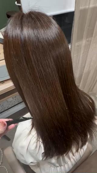 グレージュカラートリートメント
髪の毛内部からしっかりダメージ補修し艶を与えてくれます