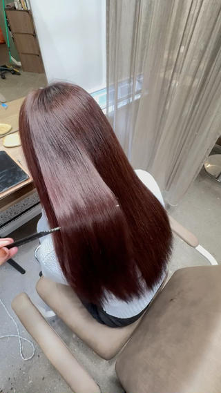 ブリーチ毛の方でもこの質感に出来ます^^
艶や潤いを与えるだけでなくハリやコシも与えてくれます!
是非1度ケアプロ髪質改善トリートメントお試しください!