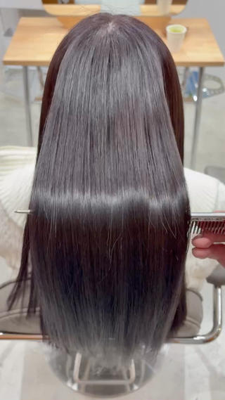 縮毛矯正でつやつや美髪に！ラベンダーカラーで透明感をプラスし、柔らかい質感に仕上げました！広がりやすい髪も、まとまりのある上品なストレートヘアへ！ 