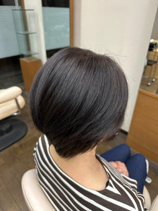 毛先の色に合わせて伸びてきた
根元をブラウンカラーで染めさせて頂きました。