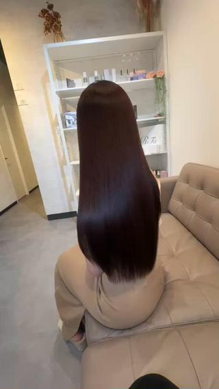 乾かすだけでこのツヤ感
ダメージを抑えた美髪ストレート仕上げ。
ブリーチ毛・うねり・広がりもご相談ください◎
 