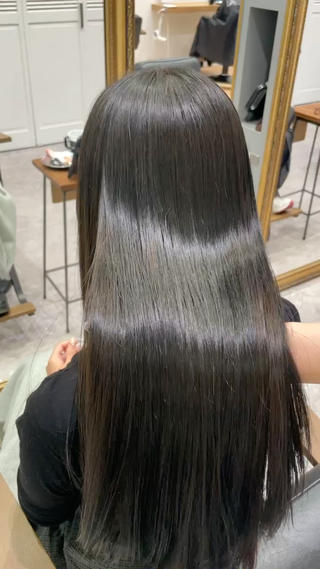 暗髪でツヤを最大限まで引き出します
オージュアの商品を使って施術するので、髪の毛のお悩みも一緒に解決していきましょう
