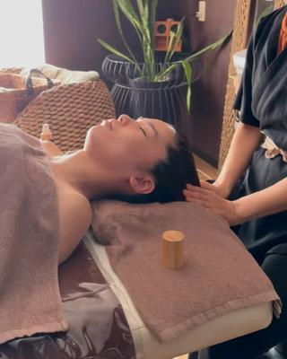 眼精疲労や、脳疲労から頭が重たい、偏頭痛、首肩が固まってガチガチ。などでお悩みのある方がほとんど。
メニューとしてのヘッドマッサージもありますが
そのほかにボディやfaceメニューに気軽に足せる
オプションのヘッドマッサージ3,300円もございます

終わった後の爽快感はリピート率も高い満足度の高いマッサージです 