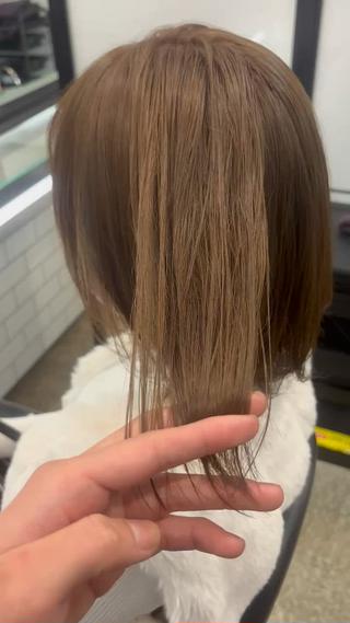 複雑な履歴が無ければ1度のベース作りで透明感のある色が綺麗に入ります！

今日のお客様

4ヶ月後には就職を控え、しばらく明るくはできないのでとにかく明るくしておきたい！ベージュ系にしたい！とのことで赤みを削りながら、透明感のあるベージュにしました 