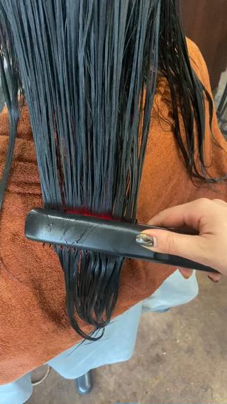 超音波トリートメントの施術動画です
髪質に合わせて数種類のトリートメントを
超音波を使って内部に入れ込んでいきます

広がり、パサつきなどが気になる方にとってもオススメです！ 