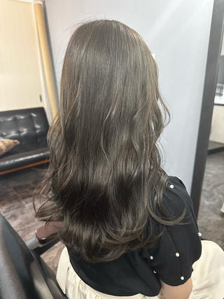 暗めのグレージュも重くなりません 