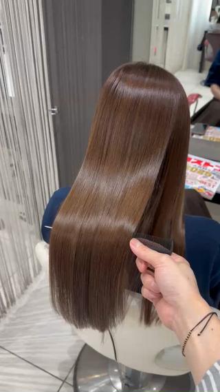 ＼カラーしてるのに、髪がどんどんキレイに！？／
ブリーチやカラーでパサつき・広がりが気になってる子にこそ試してほしいのが【髪質改善カラー】

カラーと同時に栄養をしっかり補給するから、
 手触りさらさら
 ツヤ感UP
 色もちも良くなる！

「髪染めたいけど傷ませたくない」
「透明感カラーも、うるツヤも両方ほしい！」
そんな欲張り女子にぴったり♡

やるたびに褒められ髪になれるから、
自分にもっと自信が持てるよ

#髪質改善カラー #垢抜けたい #髪質変わったって言われた 