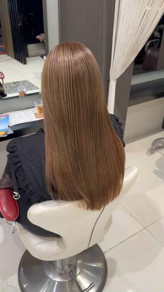 「艶がない…」と諦めていた髪も、ヘアカラーだけで劇的に変わるんです！
キューティクルを整え、髪の内側から輝きを放つ。
赤みを抑えて、濁らない透明感をON。
明度を10トーンに上げて、光を通すベージュを重ねるだけ。
ブリーチなしでも、毛先までツルンと艶めく外国人風に。
根元は自然なグラデ、毛先はグロスでコーティング。
過去のダメージも色でごまかせる時代です。
「カラーだけでここまで変わる？」
はい、薬剤選びと明度調整で、死んだ髪が生き返る。
 