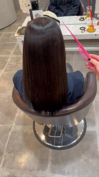 お家でも乾かすだけで艶髪になれる
毎月トリートメントしてもおさまらない、艶が出ない、手触りがあまり気に入らない、、、そんな方は「癖」が原因かもしれません！
ご来店していただいてから髪の診断をさせて頂き一人一人適切なお薬を使いながら丁寧な施術をさせて頂きます！
今では髪の整形とも言われるホリスティックストレート
是非お試しください！ 