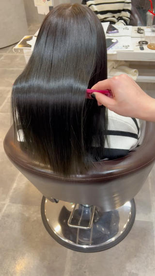 髪の毛が柔らかくなる縮毛矯正
なぜ柔らかくなるのか。それは髪の毛の癖を取るだけでなくねじれまで取ってくれるから手触りがトリートメント以上の感動を感じることができます！ 