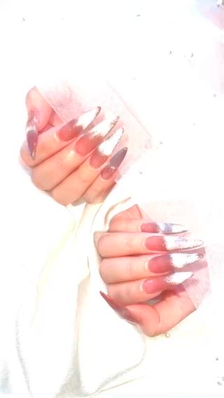 ベースカラーを塗って自爪を透けにくく
先端に粒子を集めてシンプルちゅるん 