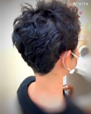 抗がん剤後のケア限定メニューです
ウィッグやネットを普段から付けているために、髪が爆発した感じで強い癖毛になってます
そこそこの長さになると、癖毛のせいで髪が膨張して、収まりも良くなく、まとらない状態になると思います
そんな時に、そろそろウィッグも外したくなる頃に、カットやストレートパーマ(縮毛矯正)をすれば、ある程度まとまりも良くなり、人によってはウィッグを外せる感じになります