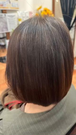 抗がん剤治療後のヘアケア特化サロンです
髪が強い癖毛になり全くまとまらなく困ってませんか?
そろそろウィッグを外したいが、こんな爆発したような癖毛で困ってませんか?
通常の癖毛と違い、生えてきた髪は、赤ちゃんの産毛のように、髪質がとても柔らかく、髪質の体力も弱く直ぐに傷みやすいので、通常の縮毛矯正の薬剤では、髪が非常に傷みやすいので、髪質を見極めて、髪質にあった薬剤選定をして施術しますので、特別メニューになってます
※髪質により、縮毛矯正のよくある真っ直ぐ直毛にならないこともご了承ください
真っ直ぐ直毛にならなくても、強い癖毛のまとまらない髪質より、まとまる髪になりますので、ご安心ください