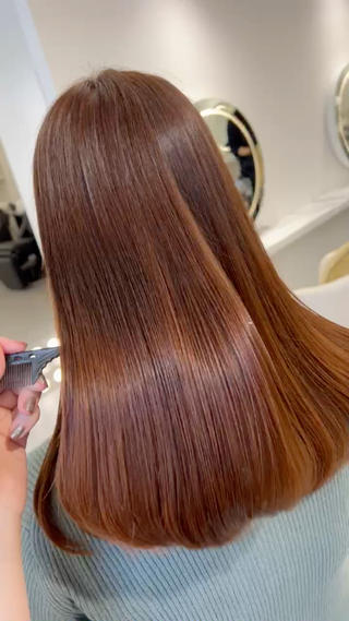 根元をトーンアップしてなるべく明るく見えるオレンジでつなげましたAujuaトリートメントでこんなに貼り艶が 