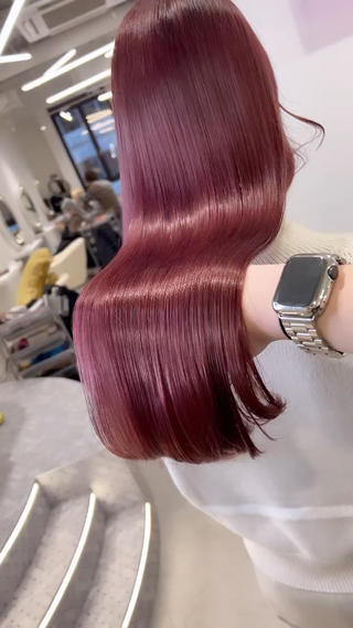 元のベースはブリーチ毛で今回は
ブリーチなしのワンカラーでリタッチがつながります
ツヤツヤ 