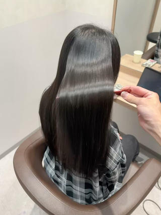 美髪矯正後の髪質改善トリートメントでのメンテナンスでツヤツヤです 