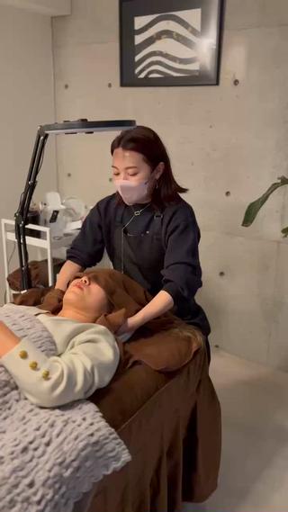 日々の疲れを癒す極上のドライヘッドスパ
凝り固まった頭皮を丁寧にほぐし、血行を促進することで目の疲れや首肩の重さを軽減。施術後は頭が軽く、視界までスッキリ
髪を濡らさず受けられるので、お仕事帰りやメイクをしたままでもOK！
リラックスしながら美しさを整える、大人女性に人気のメニューです
頑張る自分へのご褒美時間にぜひどうぞ
 