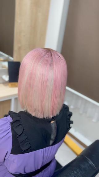 ホワイトとホワイトピンクのツートンアンブレラカラーで周りのアンブレラカラーと差をつけて可愛くなれるカラーなのでおすすめです♪ 